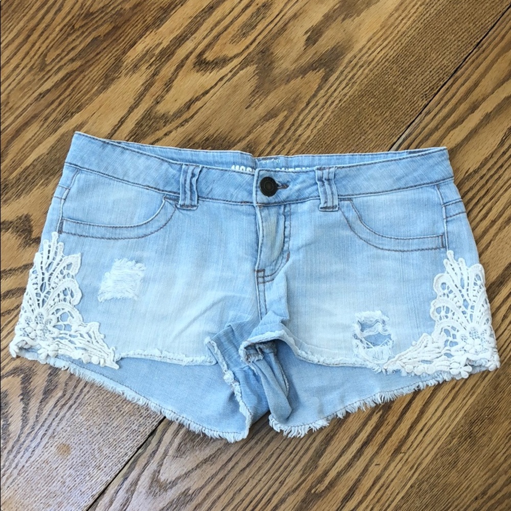👖 Lace-Detailed Shorts